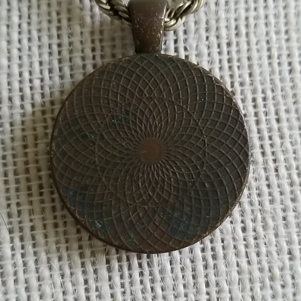 Eiffel Tower necklace - Picture 3 of 4